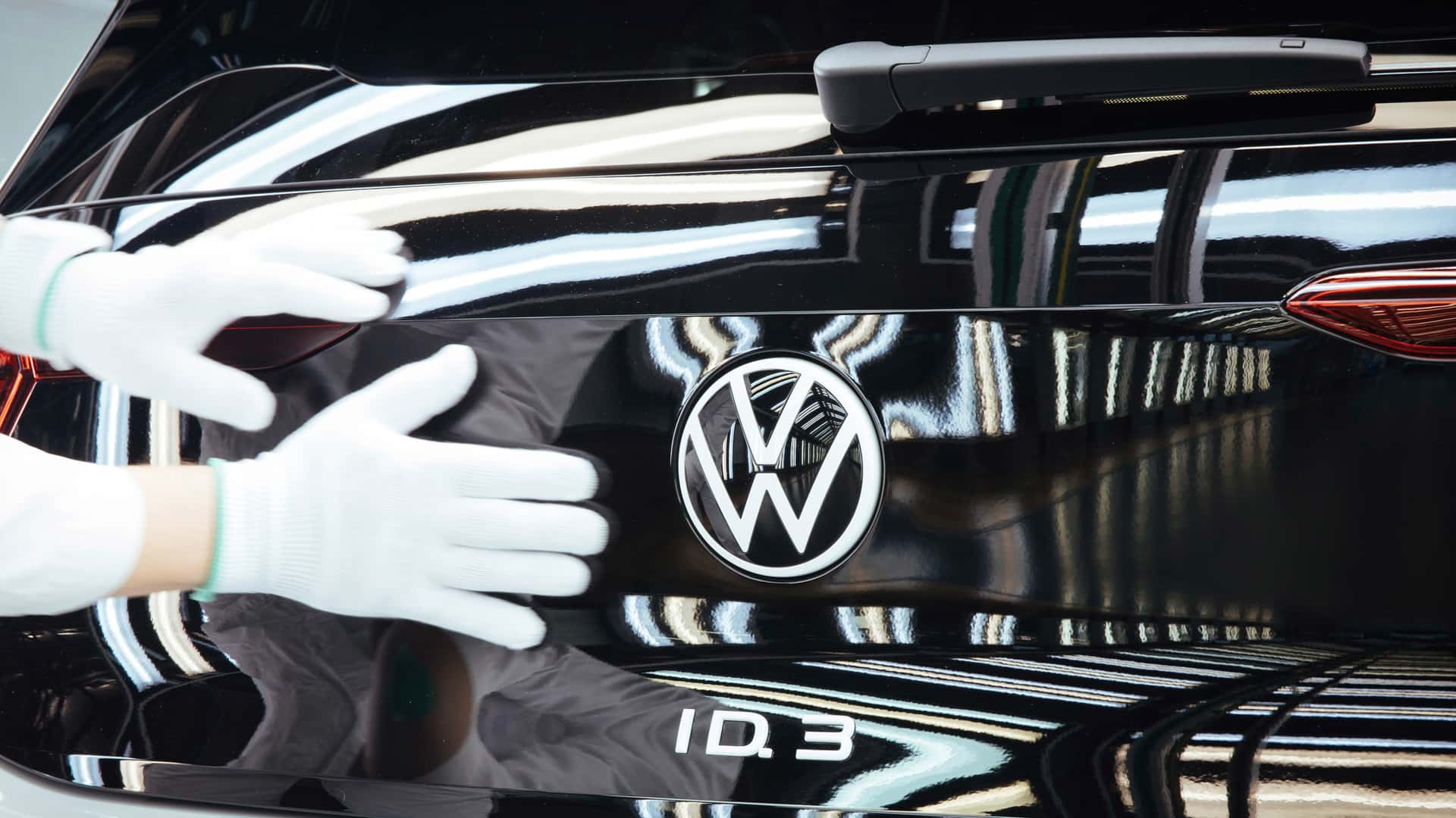 Volkswagen достиг соглашения с профсоюзом и не закроет заводы.