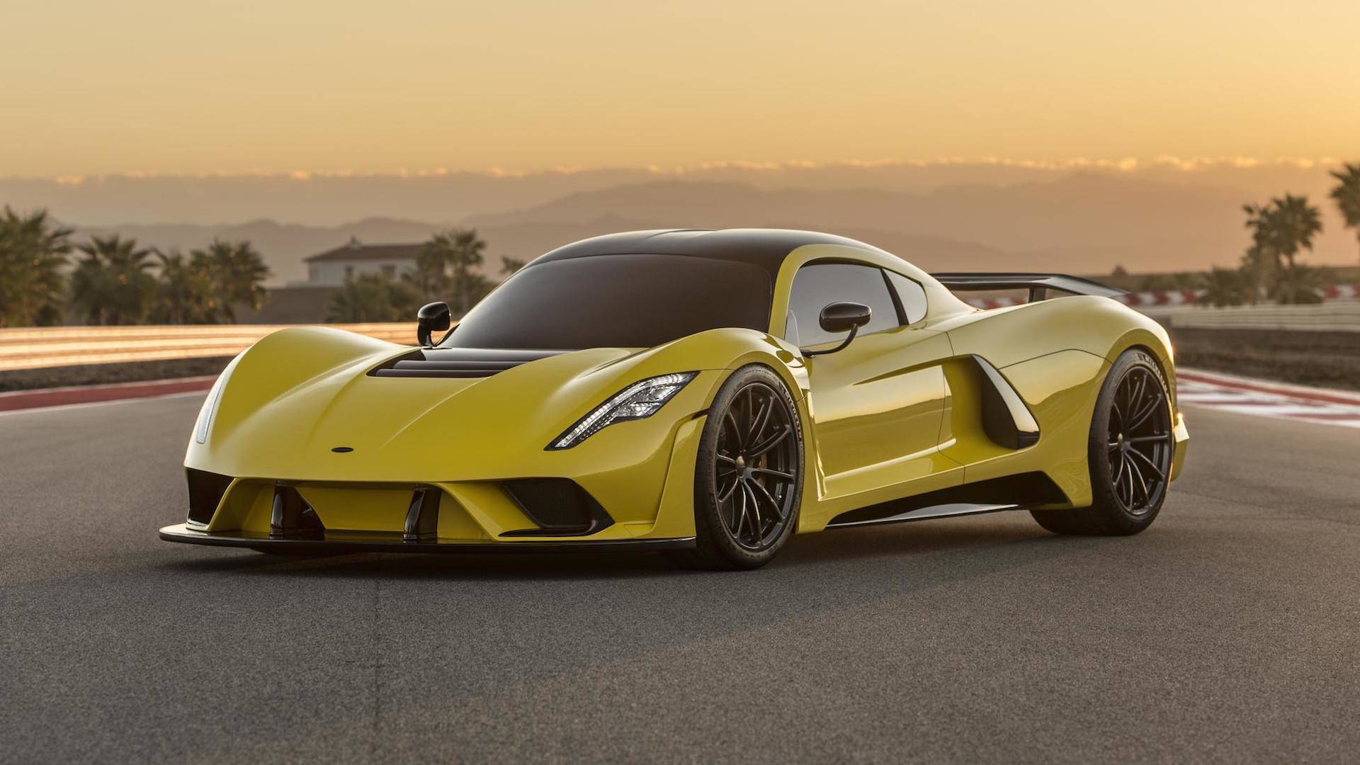 Кто-то захотел кобуру для пистолета в своем Hennessey Venom F