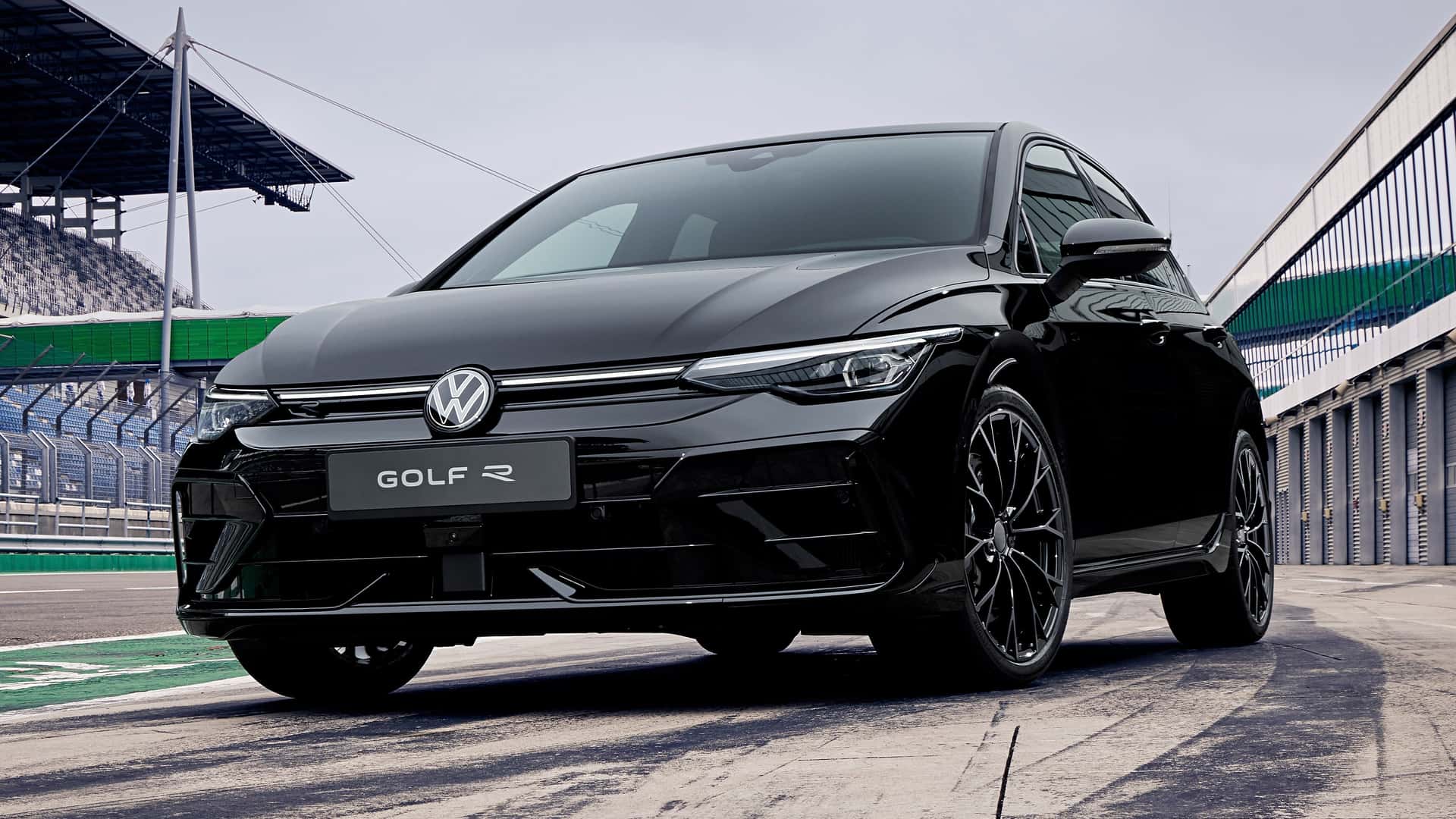 2025 Volkswagen Golf R стал еще более мощным и впечатляющим.