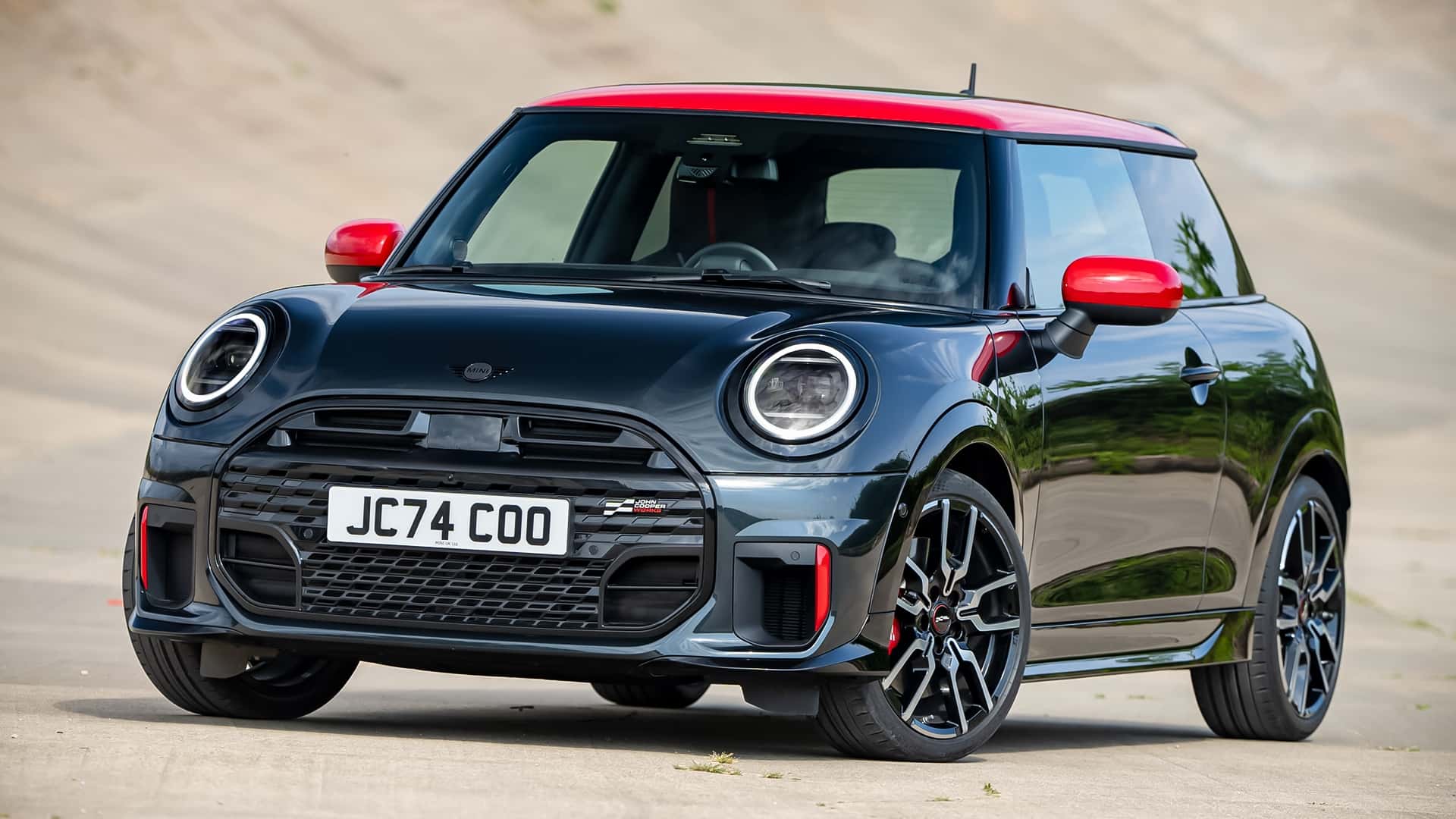 Новый Mini John Cooper Works отказался от механики, ведь веселье переоценено